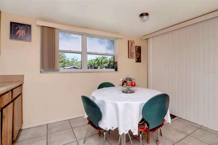 Bright eat in Kitche