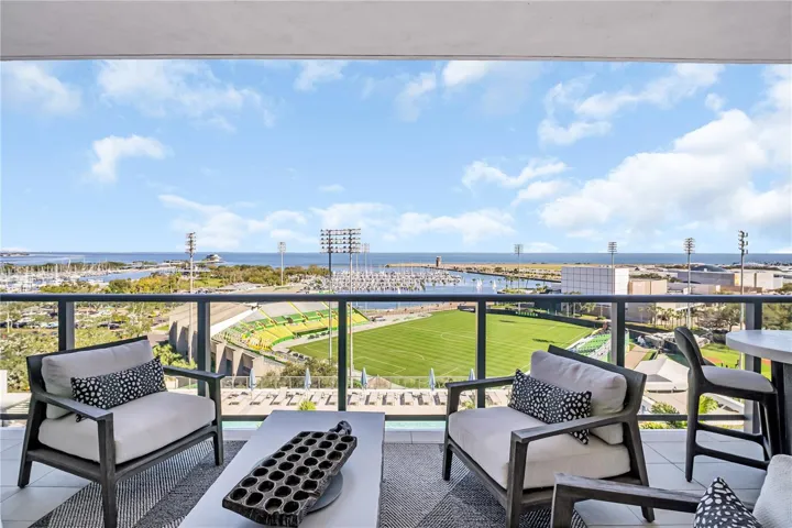 Extraordinary views! Enjoy coffee with the most beautiful sunrises; soccer games and the Grand Prix in the spring; boat regattas and the beautiful lights of the pier at night. The quietness of the location is perfect.