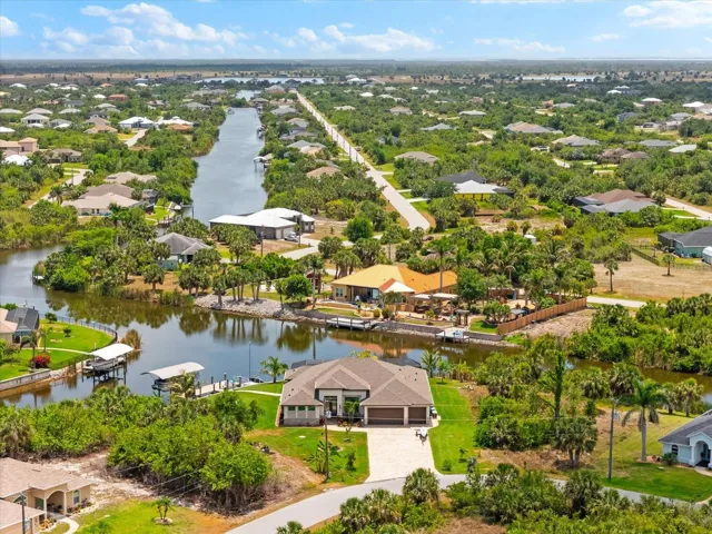 Stunning Waterfront Canal Views