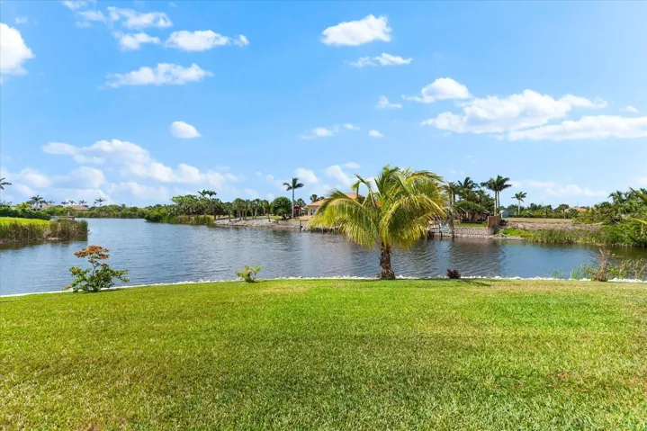 Stunning Waterfront Canal Views
