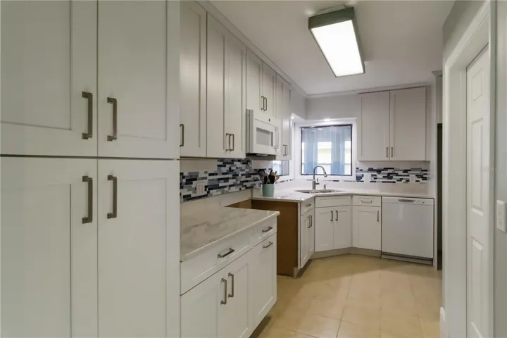 Brand New kitchen with Shaker Cabinets and Quartz counters.