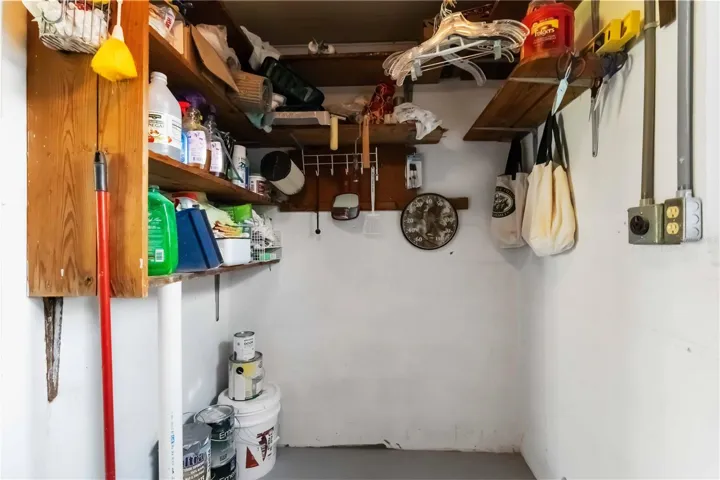 Utility room w w/d hookups