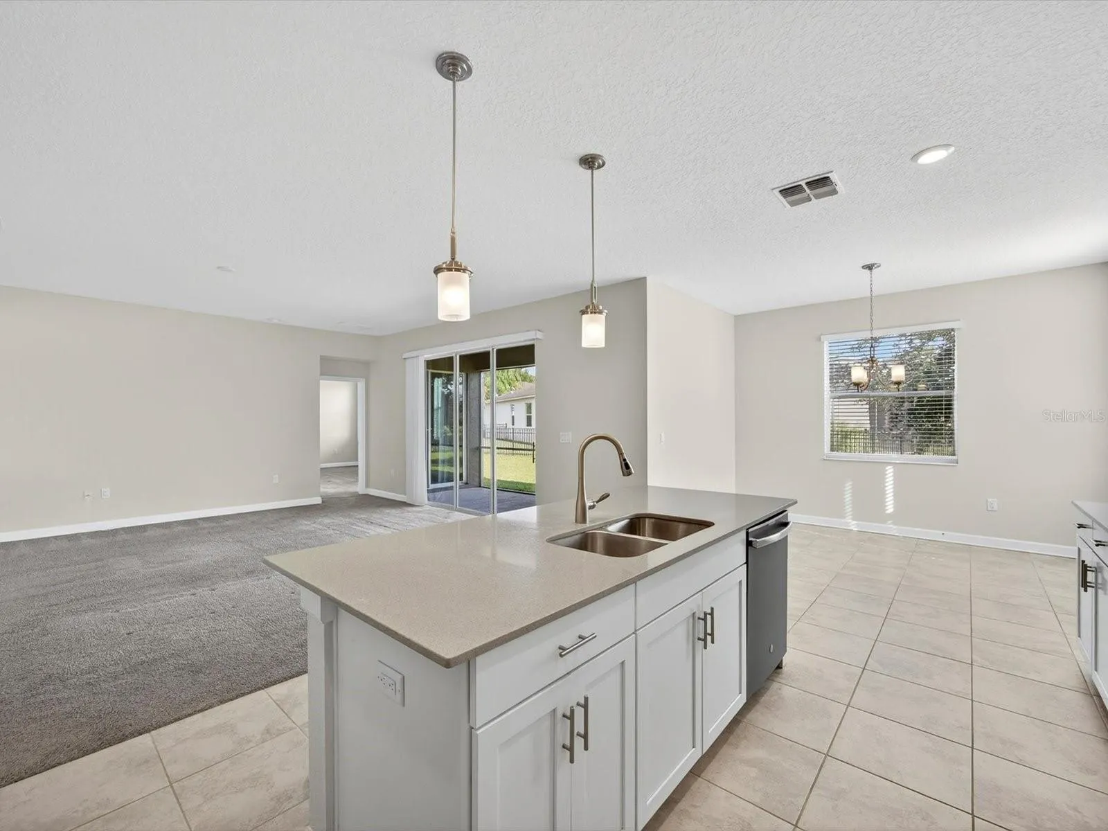 Breakfast bar and nook for plenty of seating