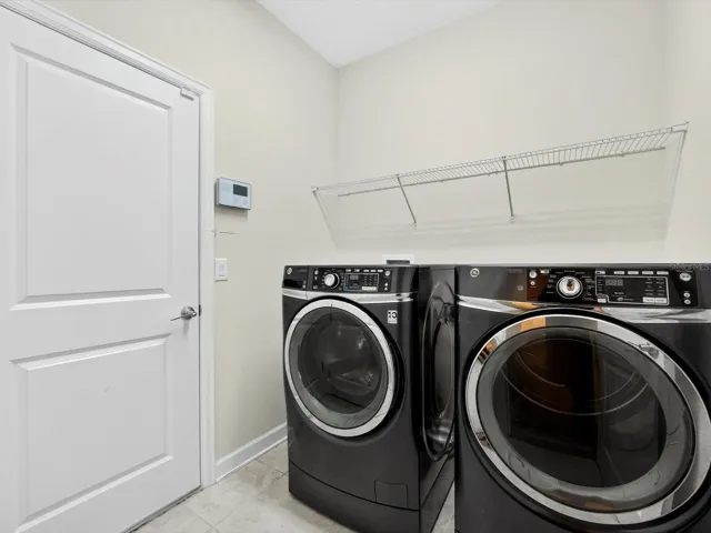 Laundry w/upgraded appliances