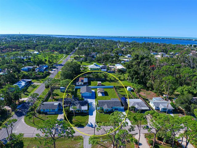 WALK TO DEARBORN STREET AND LOCAL WATERFRONT PARKS.