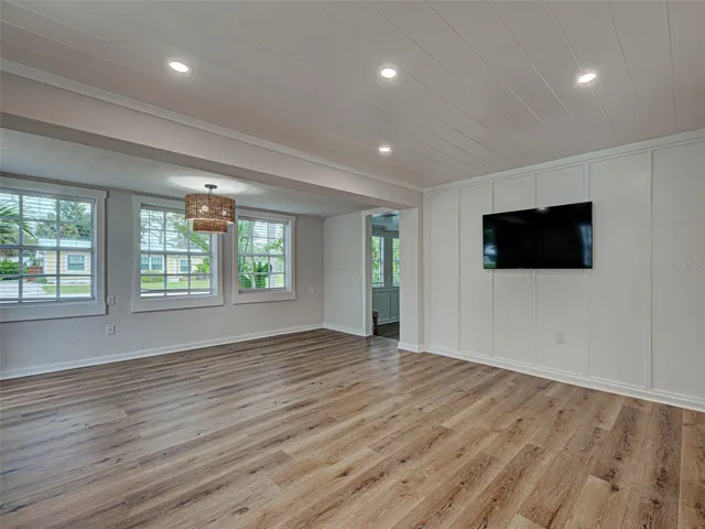 INTERIOR WITH GREAT NATURAL LIGHT