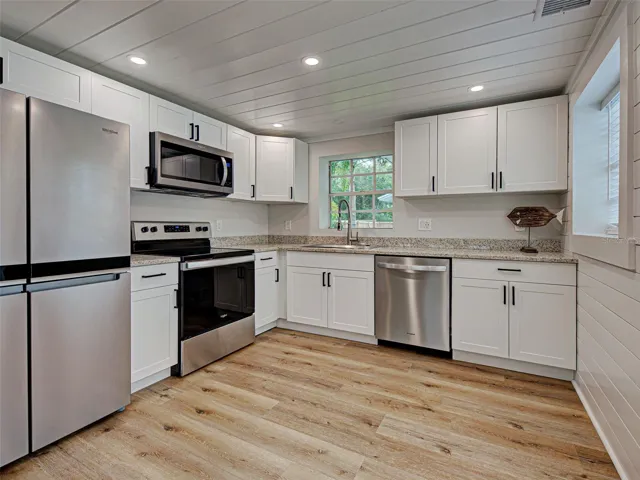LOVELY KITCHEN. ALL NEW.