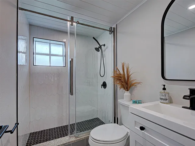 BEAUTIFULY REMODELED FULL BATH