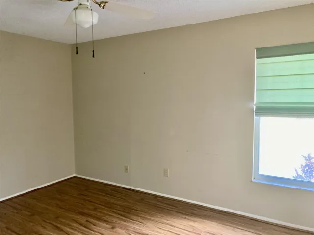 Second bedroom.