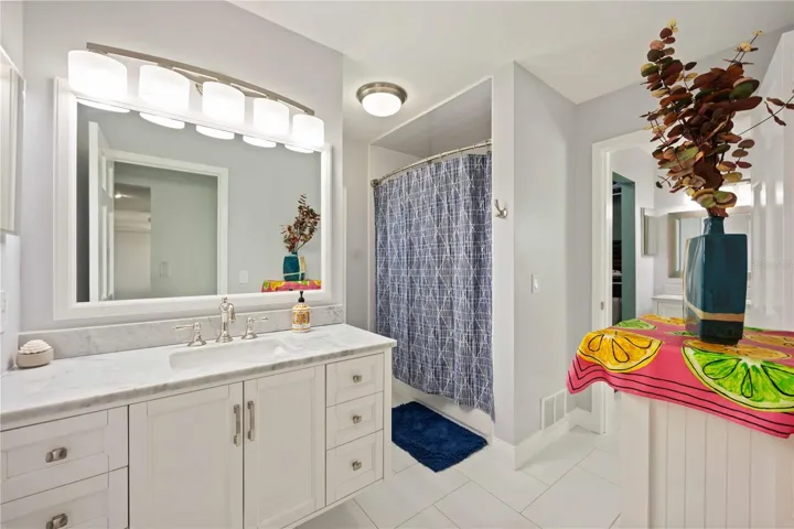 JACK/JILL GUEST BATH