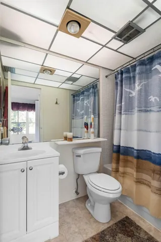 Ensuite full bathroom