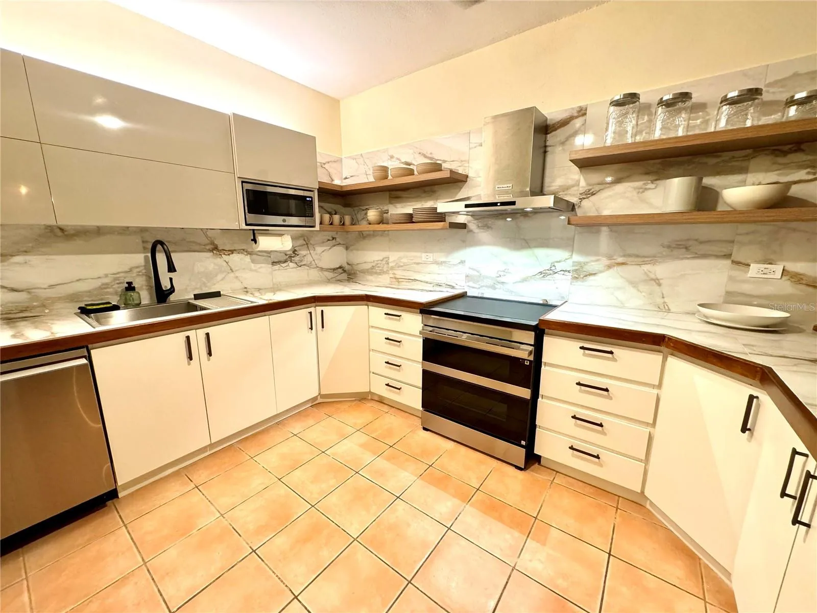 Fully equipped kitchen, gas stove