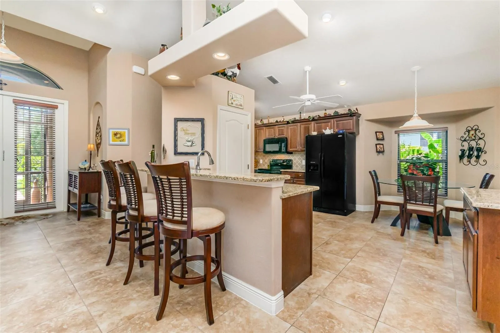 Breakfast Bar and Kitchen