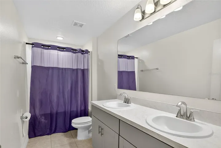 Upstairs bath 2 with dual sinks