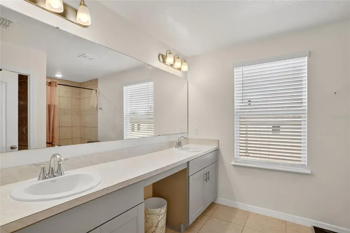 Main bath with dual sinks