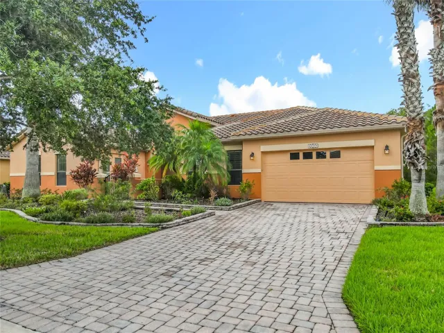 Long Driveway. Great for parking multiple cars.
