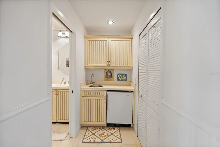 Coffee/wet bar area