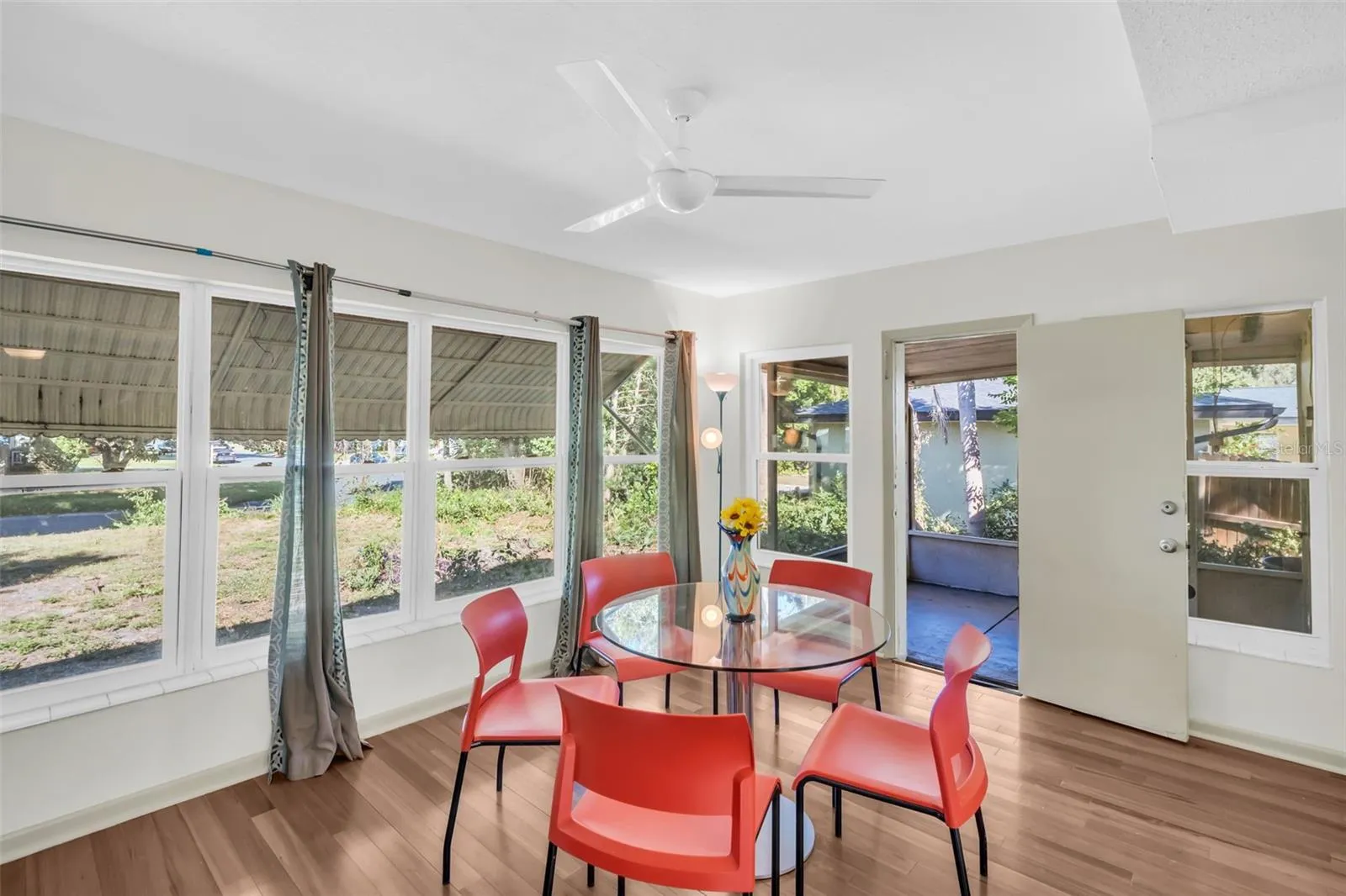 Family Rm to back yard and lanai