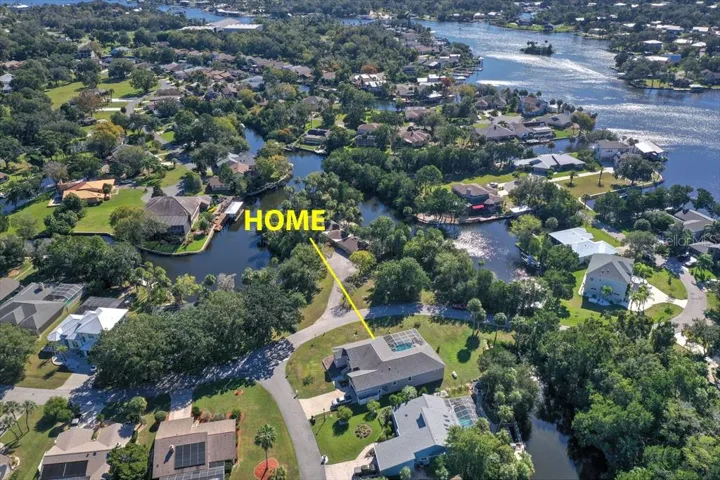 Be on the Homosassa River in minutes