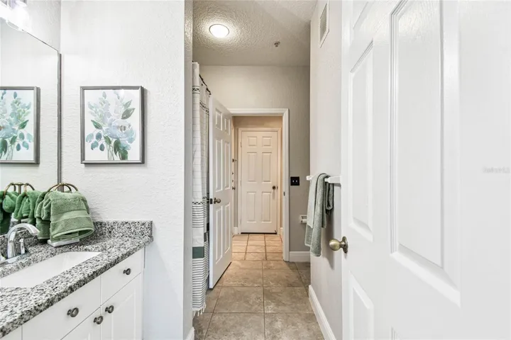 Full bathroom with entrance from Bedroom 1