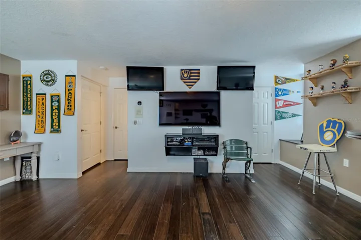 5th Bedroom w/ 2 closets w/full bath