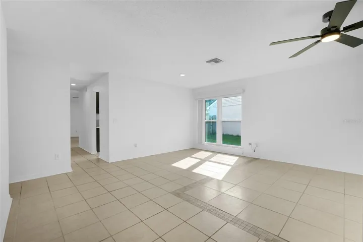 Dinning room-Look at the natural lighting!