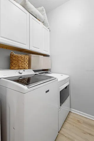 INTERIOR LAUNDRY ROOM.