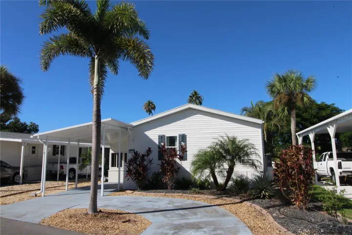 Welcome to Paradise!!  Beautiful Move-in Ready Waterfront 2 Bedroom, 2 Bath Home.