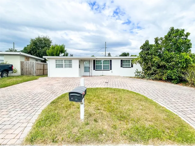 10491 117th Drive featuring a circular driveway
