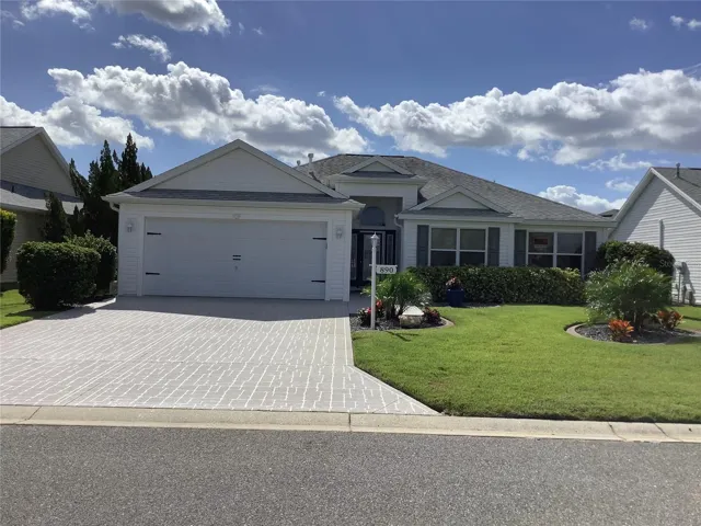 3/2 Designer Home in PRIME LOCATION!