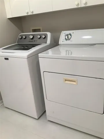Door from kitchen leads to Washer/Dryer