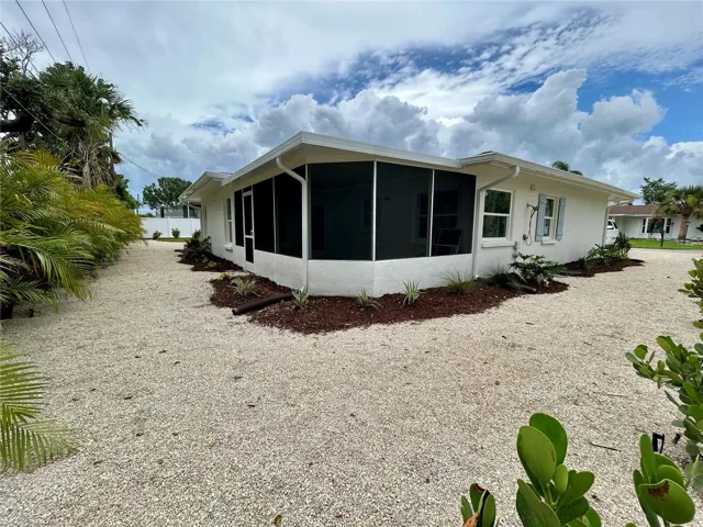 screen porch located off the Florida room