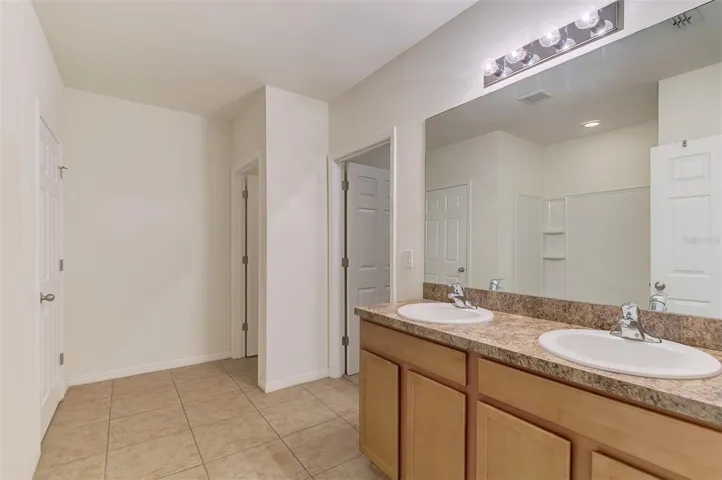 Ensuite w/sep commode area
