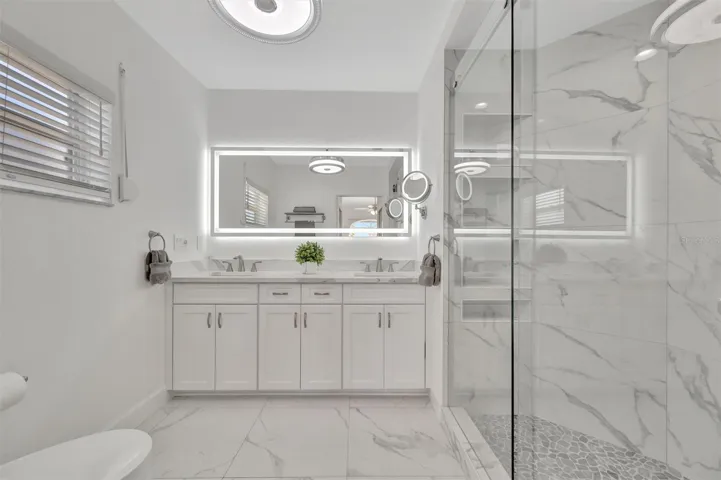 primary bathroom, 2nd floor