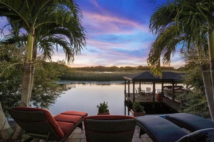 Lakefront Pool Home Paradise