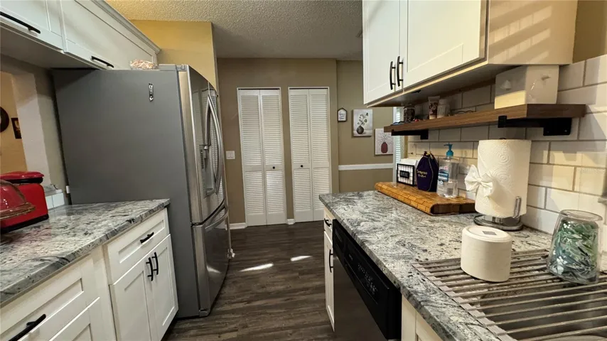 Granite Countertops & Upgraded Kitchen Cabinets