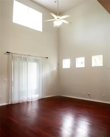 Souring ceilings w/ lots of natural light