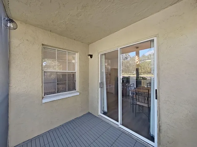 Double doors to your Lanai!