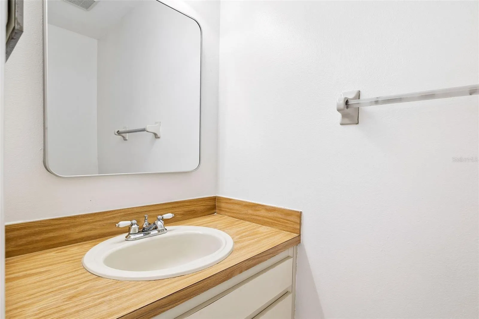 Guest Bathroom (downstairs)