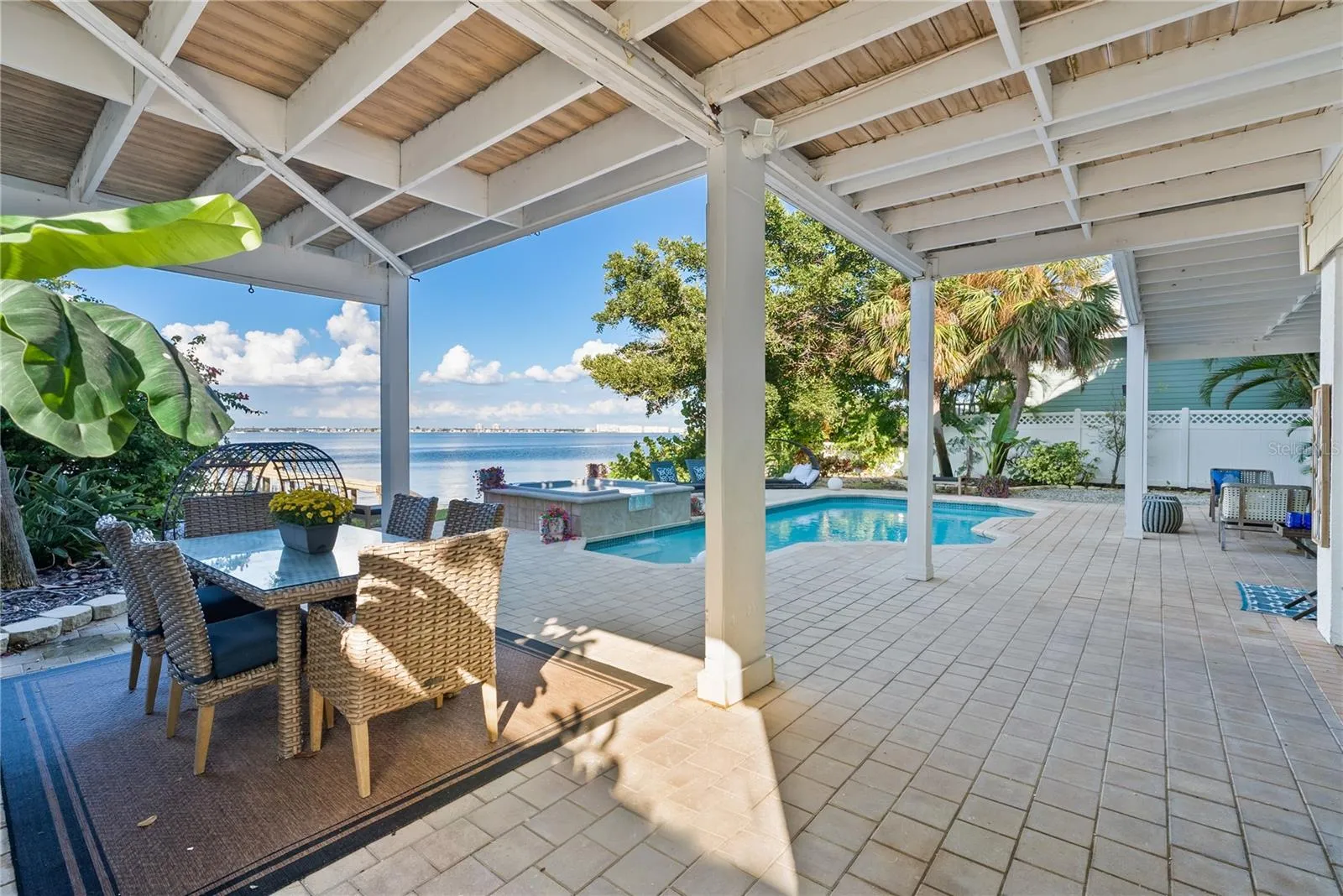 Perfect setup for hosting large groups or family gatherings.