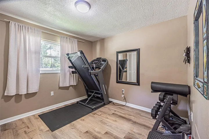 Secondary bedroom.