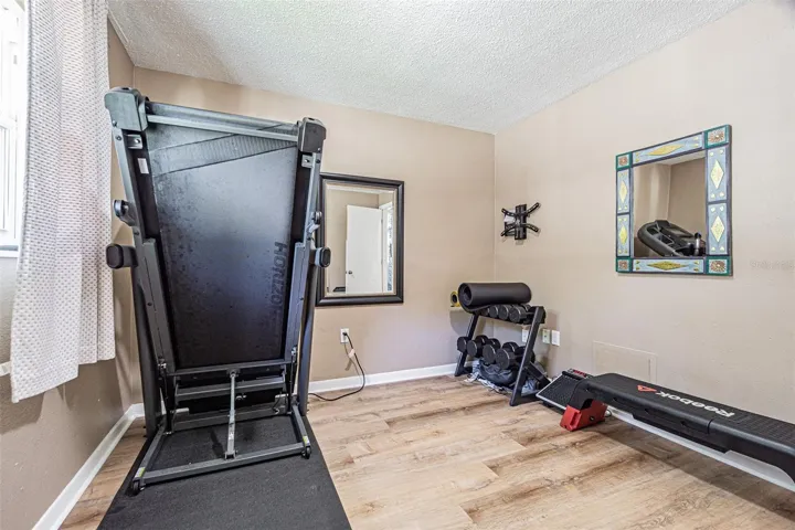 Secondary bedroom.