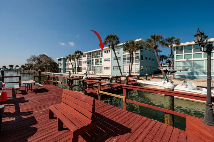 Unit & dock/Fishing pier.
