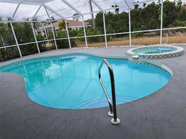 Pool &amp; Jacuzzi