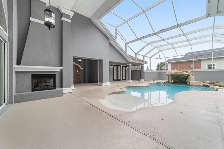 Outdoor Courtyard - 2 Sided Fireplace, Gunite Swimming Pool and Hot Tub with Screen Enclosure - Totally Private