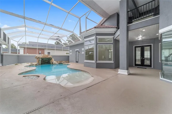 Outdoor Courtyard - 2 Sided Fireplace, Gunite Swimming Pool and Hot Tub with Screen Enclosure - Totally Private