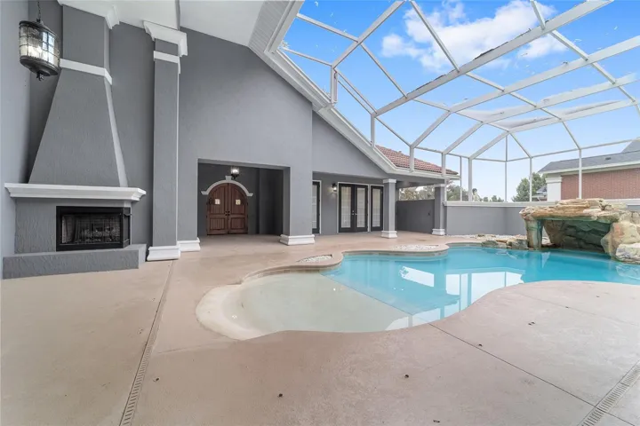 Outdoor Courtyard - 2 Sided Fireplace, Gunite Swimming Pool and Hot Tub with Screen Enclosure - Totally Private