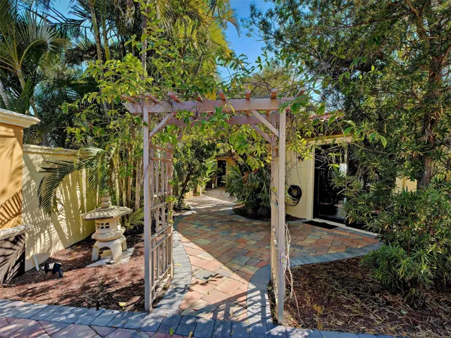 Entrance toward the courtyard