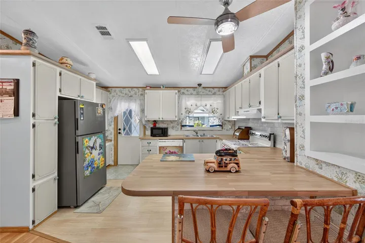 Spacious Kitchen with tons of cabinets, Breakfast bar!