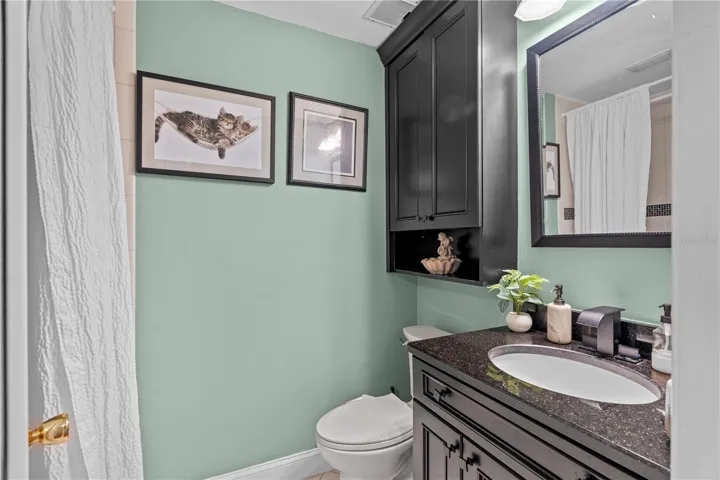 Upstairs Full bathroom